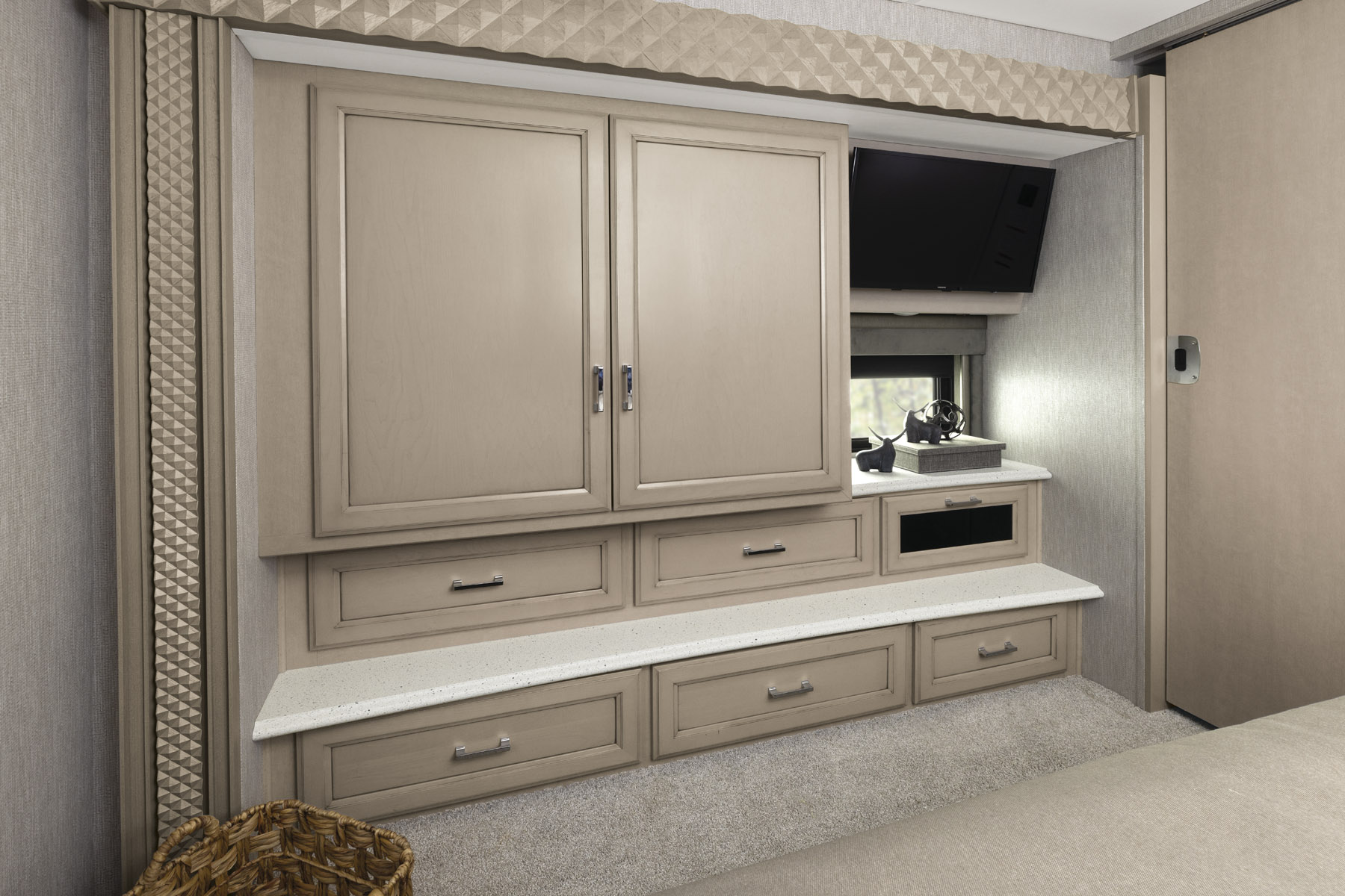 Go to independencerv.com (2023-bay-star-gallery-bedroom-dresser subpage)